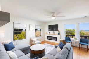 Et opholdsområde på Newly Renovated Oceanfront Cottage