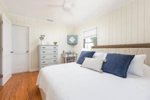 En eller flere senge i et værelse på Newly Renovated Oceanfront Cottage