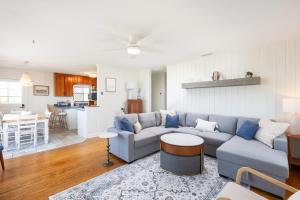 Et opholdsområde på Newly Renovated Oceanfront Cottage