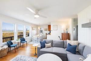 Et opholdsområde på Newly Renovated Oceanfront Cottage