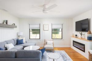 Et tv og/eller underholdning på Newly Renovated Oceanfront Cottage + 40 billeder