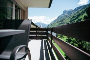 エメッテンにあるFeel Home Apartments 901 - Seesicht- Bergsicht - Parkplatzの山々の景色を望むバルコニー