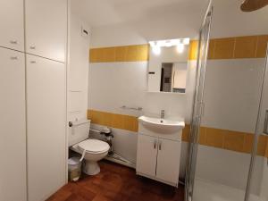 Et badeværelse på Résidence Chalmettes - Studio 4 pers. - Skis aux pieds MAE-8984 + 24 billeder