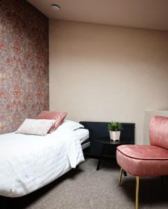 Uma cama ou camas num quarto em B&B Contrast