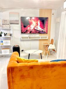 MinglanillaにあるBBQ Grill Karaoke Free Parking Near Anjo Worldのリビングルーム(ソファ、壁掛け式暖炉付)