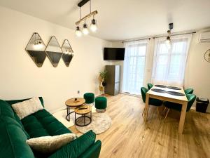 TV a/nebo společenská místnost v ubytování Apartmány ASYMETRIK s parkováním a možností snidaně