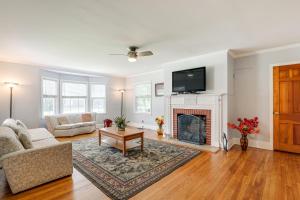康威Home 1 Mi to Dtwn Conway Great for Beach Days!的带壁炉和电视的客厅