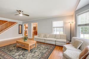 Home 1 Mi to Dtwn Conway Great for Beach Days!的休息区