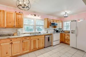 康威Home 1 Mi to Dtwn Conway Great for Beach Days!的厨房配有木制橱柜和白色家电
