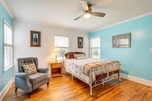 康威Home 1 Mi to Dtwn Conway Great for Beach Days!的卧室拥有蓝色的墙壁,配有一张床和椅子