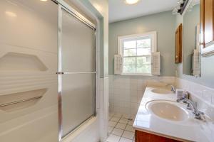 康威Home 1 Mi to Dtwn Conway Great for Beach Days!的带淋浴和水槽的浴室