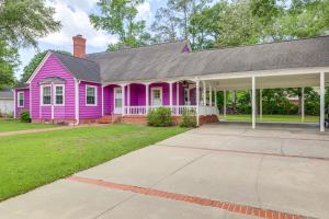 康威Home 1 Mi to Dtwn Conway Great for Beach Days!的一栋带门廊和车道的紫色房子