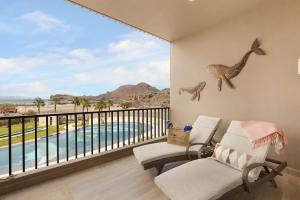 un soggiorno con balcone affacciato sulla piscina di Stylish Summer 2BR Retreat w Pool & Beach Access a Ensenada Blanca