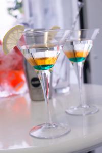 zwei Martini-Gläser auf dem Tresen in der Unterkunft Design&Art Pie' in Rom