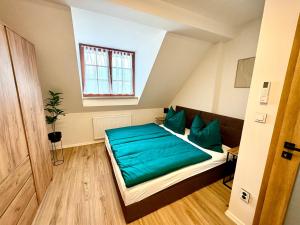 Postel nebo postele na pokoji v ubytování Apartmány ASYMETRIK s parkováním a možností snidaně