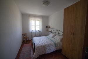 um quarto com uma cama e uma janela em La Casetta di Lina em Carbonara Scrivia