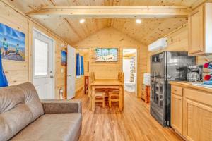 Kuchyň nebo kuchyňský kout v ubytování Aqua Lodges at 47th Street