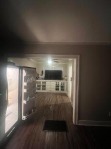una sala de estar vacía con nevera y TV en Living downtown, en Long Beach