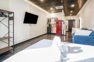Sjónvarps- og/eða afþreyingartæki á New Loft 3 min to CMU Pitt Sleeps 4