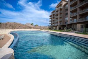 una piscina di fronte a un edificio di Danzante Bay Oceanfront 2 BR Beach & Golf a Ensenada Blanca Altre 58 foto