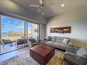 Χώρος καθιστικού στο Danzante Bay Oceanfront 2 BR Beach & Golf