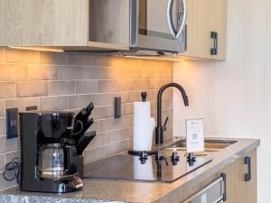 una cucina con macchinetta del caffè su un bancone di Danzante Bay Oceanfront 2 BR Beach & Golf a Ensenada Blanca