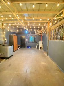 MinglanillaにあるBBQ Grill Karaoke Free Parking Near Anjo Worldの天井照明付きの広々とした空き部屋