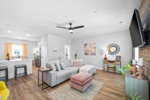 TV a/nebo společenská místnost v ubytování Queens Quarters at The Spot on 281 Liberty Pkwy