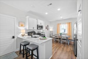 Kuchyň nebo kuchyňský kout v ubytování Queens Quarters at The Spot on 281 Liberty Pkwy