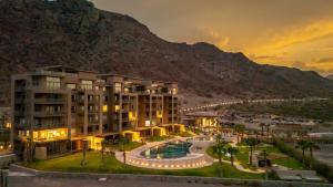 Ensenada Blancaにある2BR Summer Escape Villa in Danzante Bay Loretoの山前の建物の眺め