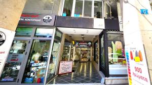 eine Ladenfront eines Einkaufszentrums mit offenen Türen in der Unterkunft Lux Suite Jacuzzi Acropolis byMK in Athen