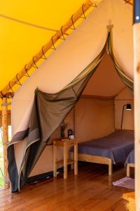 Rúm í herbergi á Glamping Salty Garden