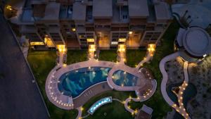 una vista panoramica su una piscina in un hotel di notte di Extraordinary Beachfront Danzante Bay Loreto a Ensenada Blanca