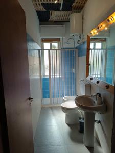 Et badeværelse på Appartamento Scirocco