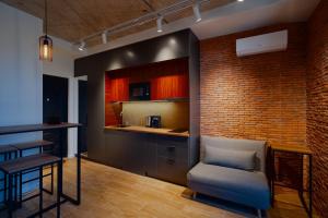 巴统G-Point Sky Loft的带沙发和砖墙的客厅