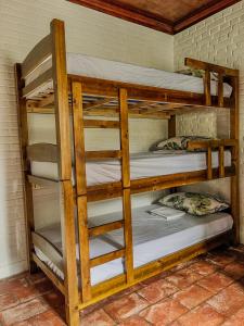 乌巴图巴Tô Zen Hostel的房间里有几张双层床