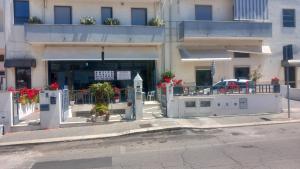 un edificio con una puerta delante de un edificio en Antica Puglia, en Alberobello
