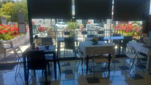 Una vista de un restaurante con mesas y sillas. en Antica Puglia, en Alberobello