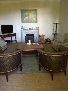 uma sala de estar com um sofá e uma lareira em Domaine la Carraire em Lauris