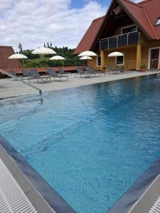 The swimming pool at or close to Weingut-Gästezimmer UHL