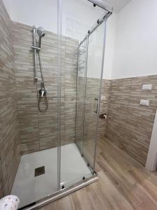 a shower with a glass door in a bathroom at Florida Sunshine in Ardea +5 photos