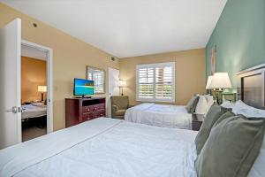 Ένα ή περισσότερα κρεβάτια σε δωμάτιο στο Modern Condo with Queen Suite Games Room & BBQ