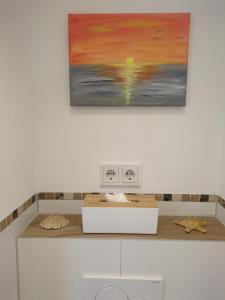 Villa Green Oasis في بوريتش: لوحة على الحائط فوق طاولة المطبخ