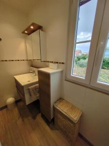 Villa Green Oasis في بوريتش: حمام مع حوض ونافذة +7 صور