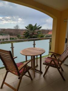 Villa Green Oasis في بوريتش: طاولة وكرسيين على شرفة مطلة