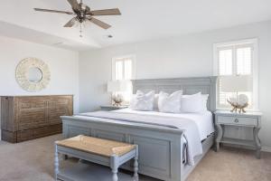 Ένα ή περισσότερα κρεβάτια σε δωμάτιο στο Luxury Semi-Oceanfront Escape with Private Pool