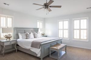 Ένα ή περισσότερα κρεβάτια σε δωμάτιο στο Luxury Semi-Oceanfront Escape with Private Pool
