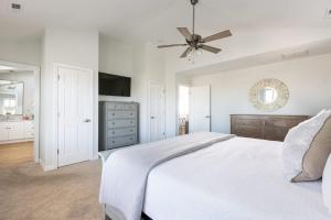 Ένα ή περισσότερα κρεβάτια σε δωμάτιο στο Luxury Semi-Oceanfront Escape with Private Pool