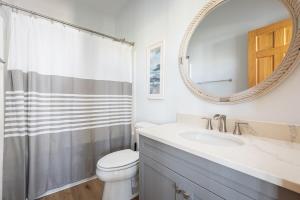 Ένα μπάνιο στο Luxury Semi-Oceanfront Escape with Private Pool
