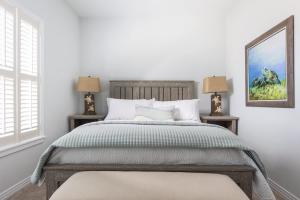 Ένα ή περισσότερα κρεβάτια σε δωμάτιο στο Luxury Semi-Oceanfront Escape with Private Pool